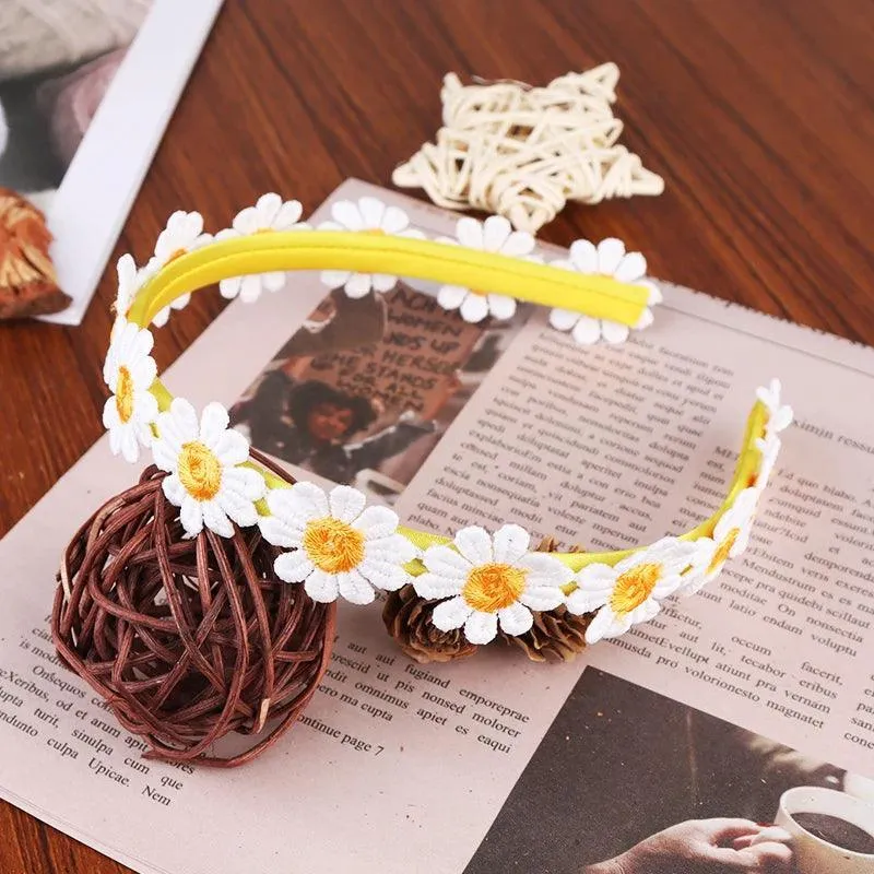 Chic Daisy Flower Hair Bands, Satin and Plastic, Floral Embroidery, Comfortable and Versatile for All Seasons, Perfect for Any Occasion