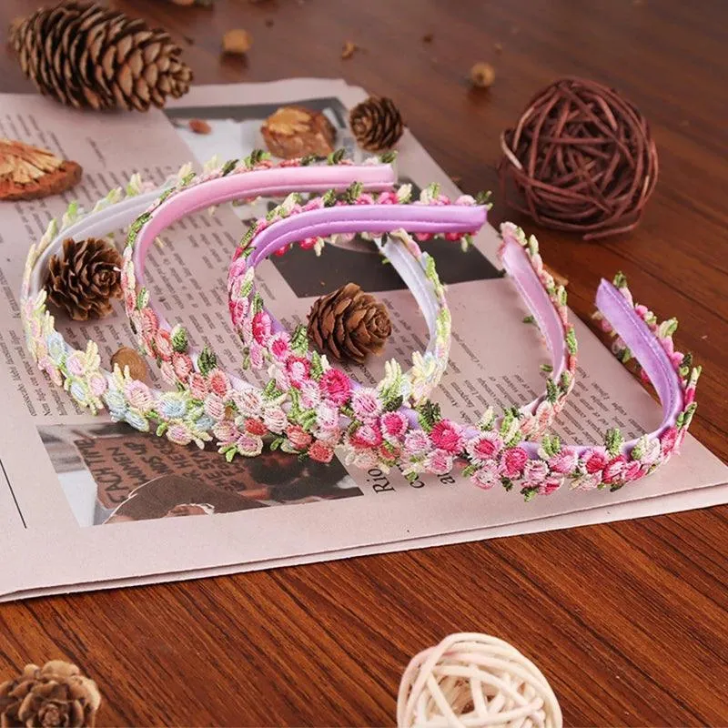 Chic Daisy Flower Hair Bands, Satin and Plastic, Floral Embroidery, Comfortable and Versatile for All Seasons, Perfect for Any Occasion