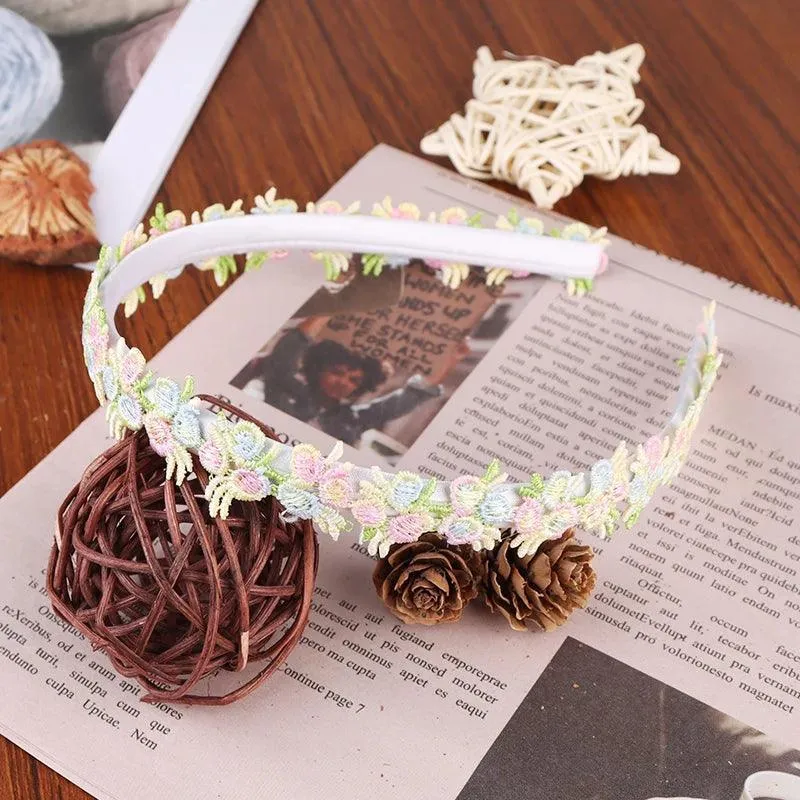 Chic Daisy Flower Hair Bands, Satin and Plastic, Floral Embroidery, Comfortable and Versatile for All Seasons, Perfect for Any Occasion