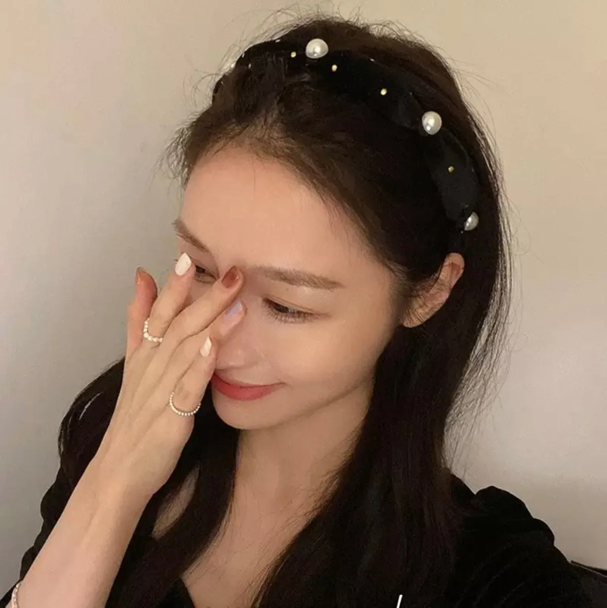 Pearl Knotted Velvet Headband - Black